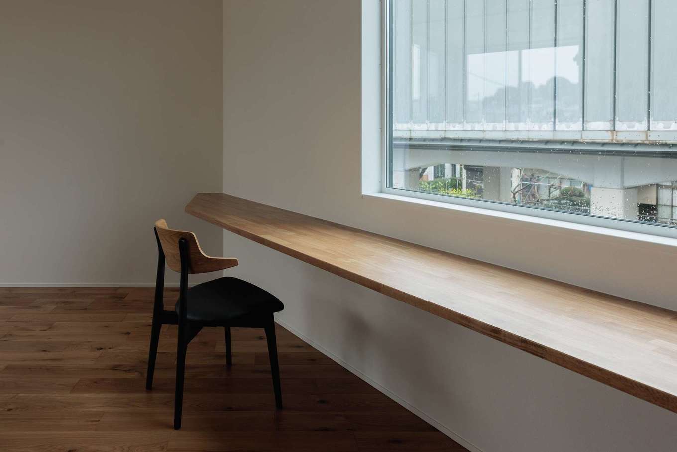 tact design firm【デザイン住宅、狭小住宅、間取り】リビングの北面にピクチャーウインドウと長いカウンターを造作し、カフェ気分で新幹線を眺める