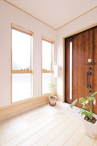 玄関にはあえて靴箱を用意していない。シューズクロークを家族用の玄関とすることで、常にすっきりとした空間で来客を迎えられる