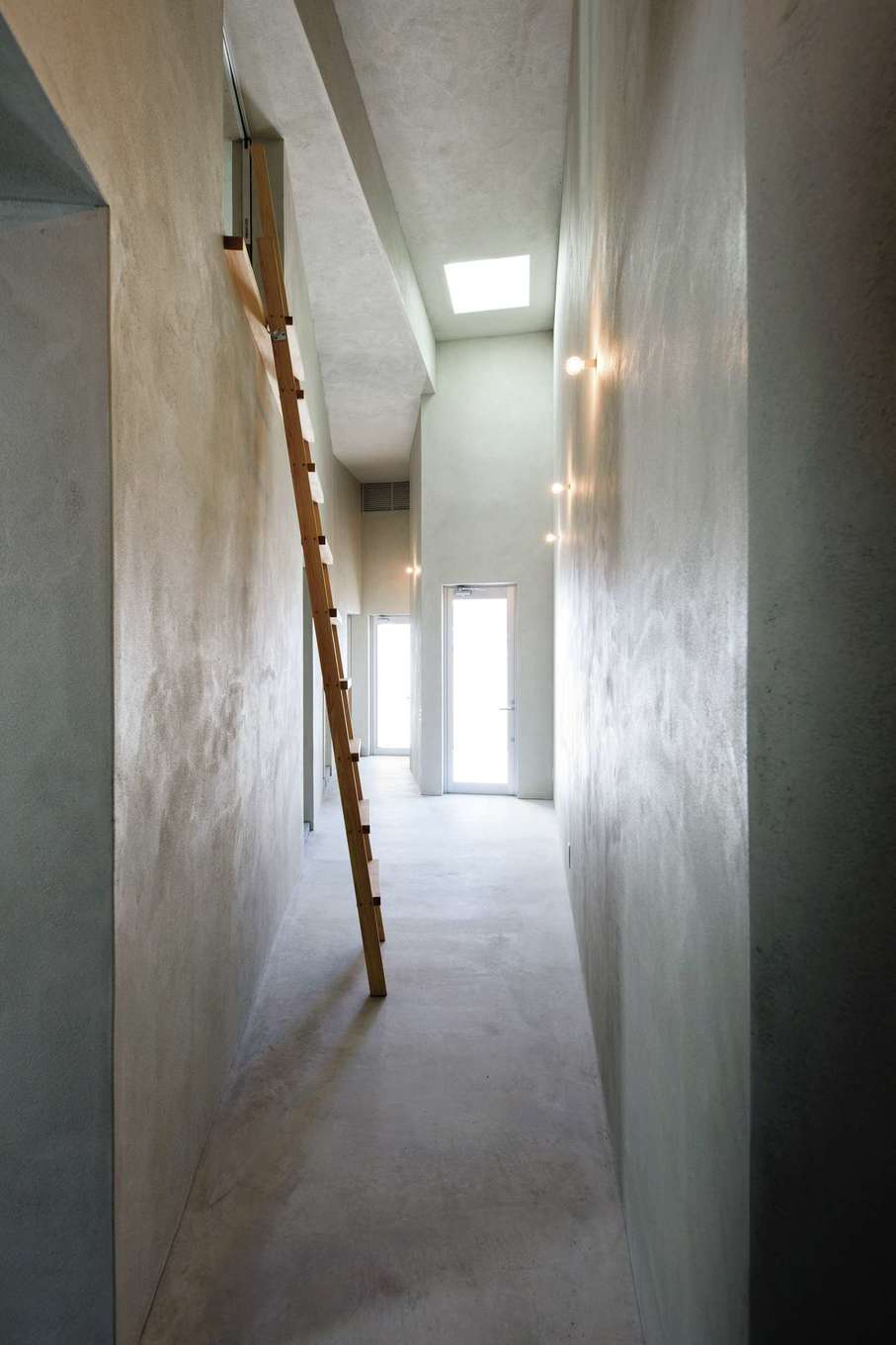 建杜 KENT（大栄工業）【デザイン住宅、高級住宅、平屋】個室をつなぐ廊下はアートギャラリーを思わせる雰囲気。トップライトとガラスのドアで取り込んだ光が陰影をつくる