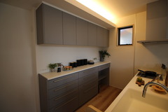 シンプルモダンなカップボード。収納スペースが豊富で、整理整頓も楽々可能。洗練されたデザインが特徴的で、機能性と美しさが調和している。