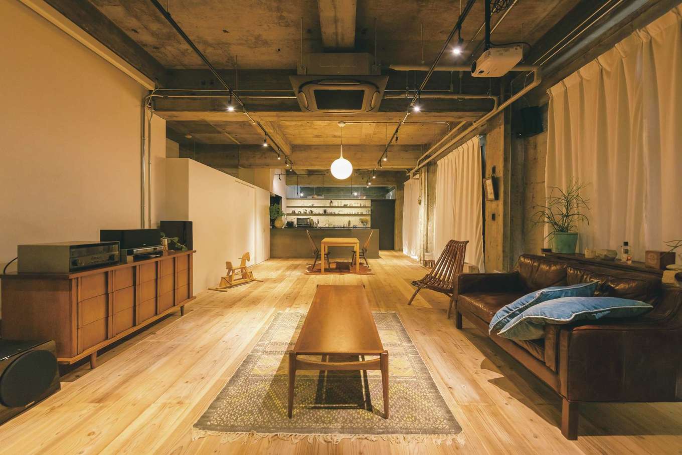 建杜 KENT（大栄工業）｜2階の住居スペース。壁や天井は活かし、モルタルの床の上に無垢の杉板を貼って暮らしやすい空間に