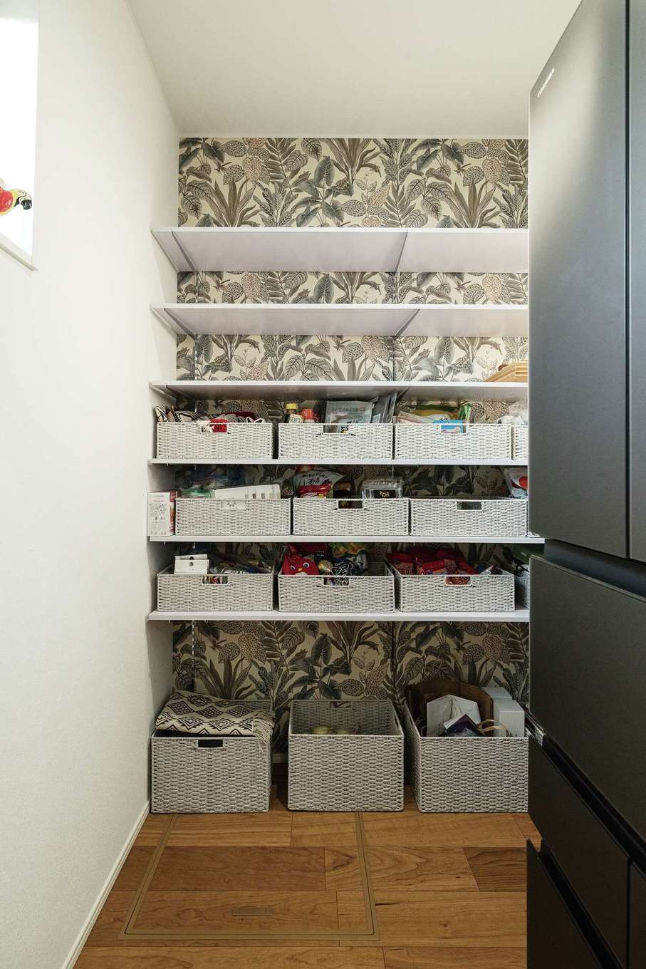 HAPPY HOUSE（山田工務店）【デザイン住宅、間取り、スキップフロア】部屋ごとにアクセントクロスを貼って、遊び心を取り入れた。収納BOXのサイズ、個数に合わせて棚を造作
