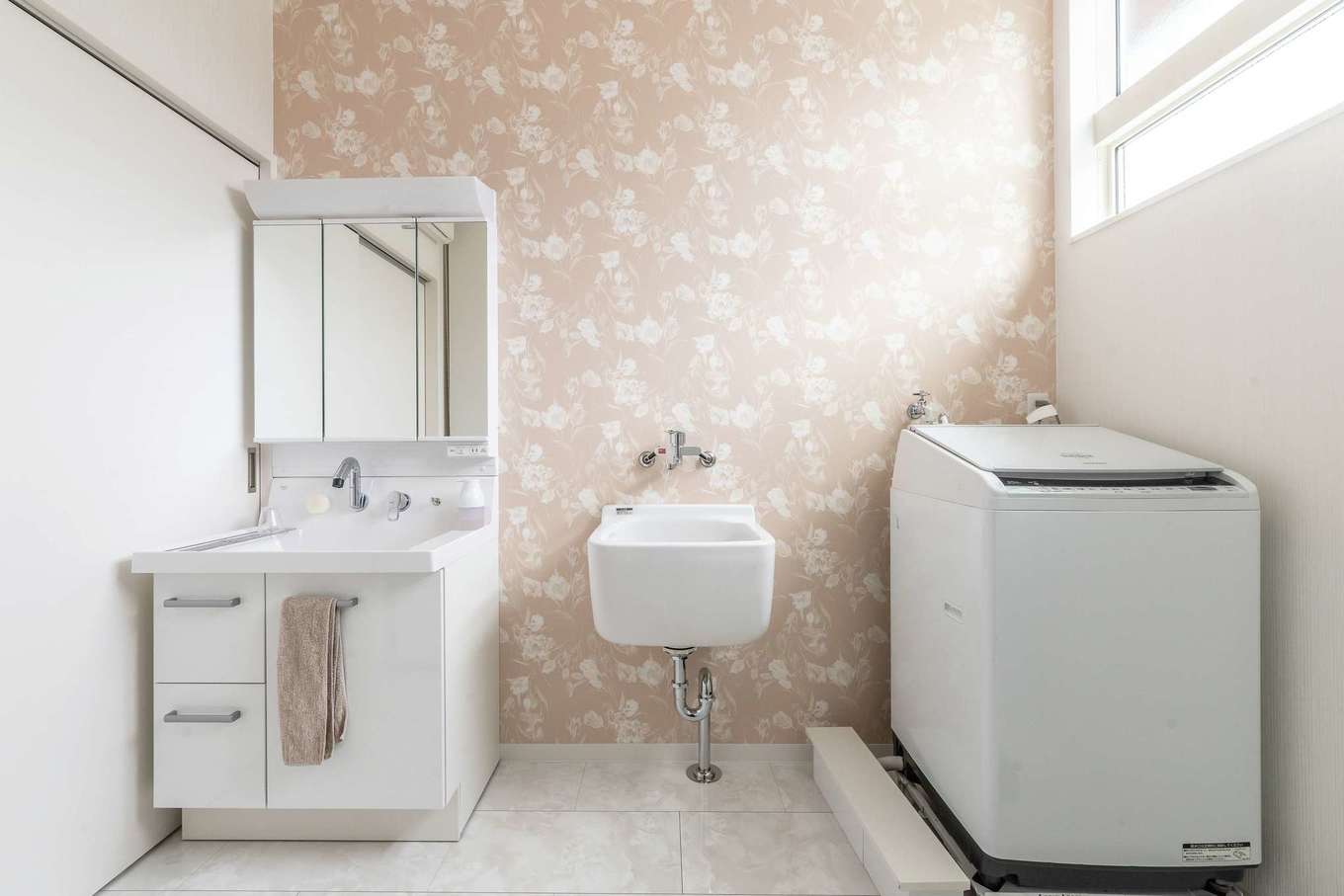 HAPPY HOUSE（山田工務店）【デザイン住宅、間取り、インテリア】フットサルを楽しむTさん夫妻は、帰宅してすぐ汗を流せるよう脱衣室を玄関近くに配置。汚れもの用にスロップシンクも採用した。浴室は機能性の高さを重視してチョイス