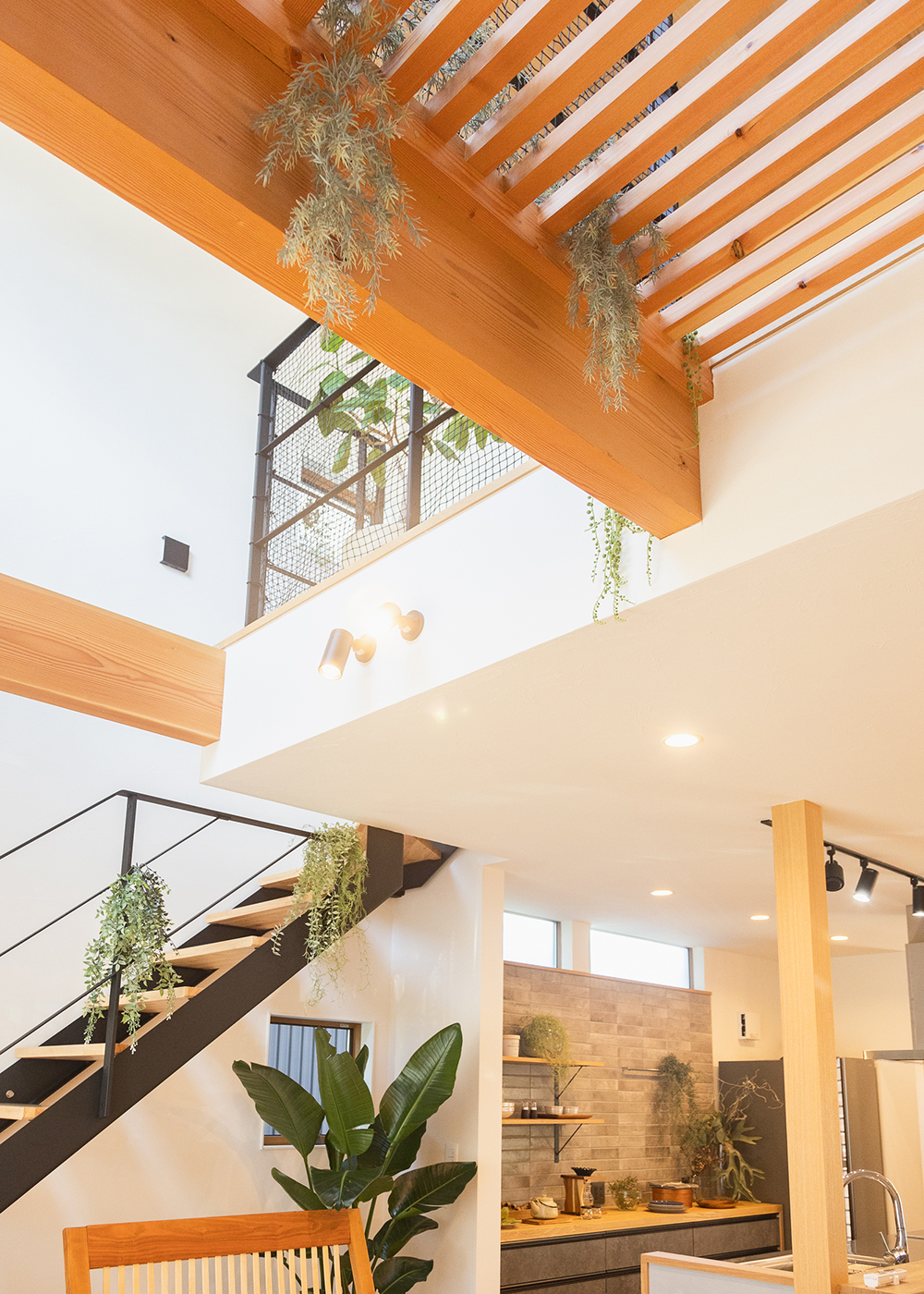 アトリエサクラ【静岡市葵区・モデルハウス】暮らしに潤いをもたらすグリーン。日当たりや風通し、家族の視線に入る場所など、あらかじめ置き場所を考慮したプランニングで“指定席”を用意