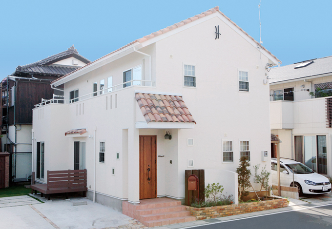 スペインで見た家をイメージ。陶器の洋瓦と左官仕上げの塗り壁が青空に映える