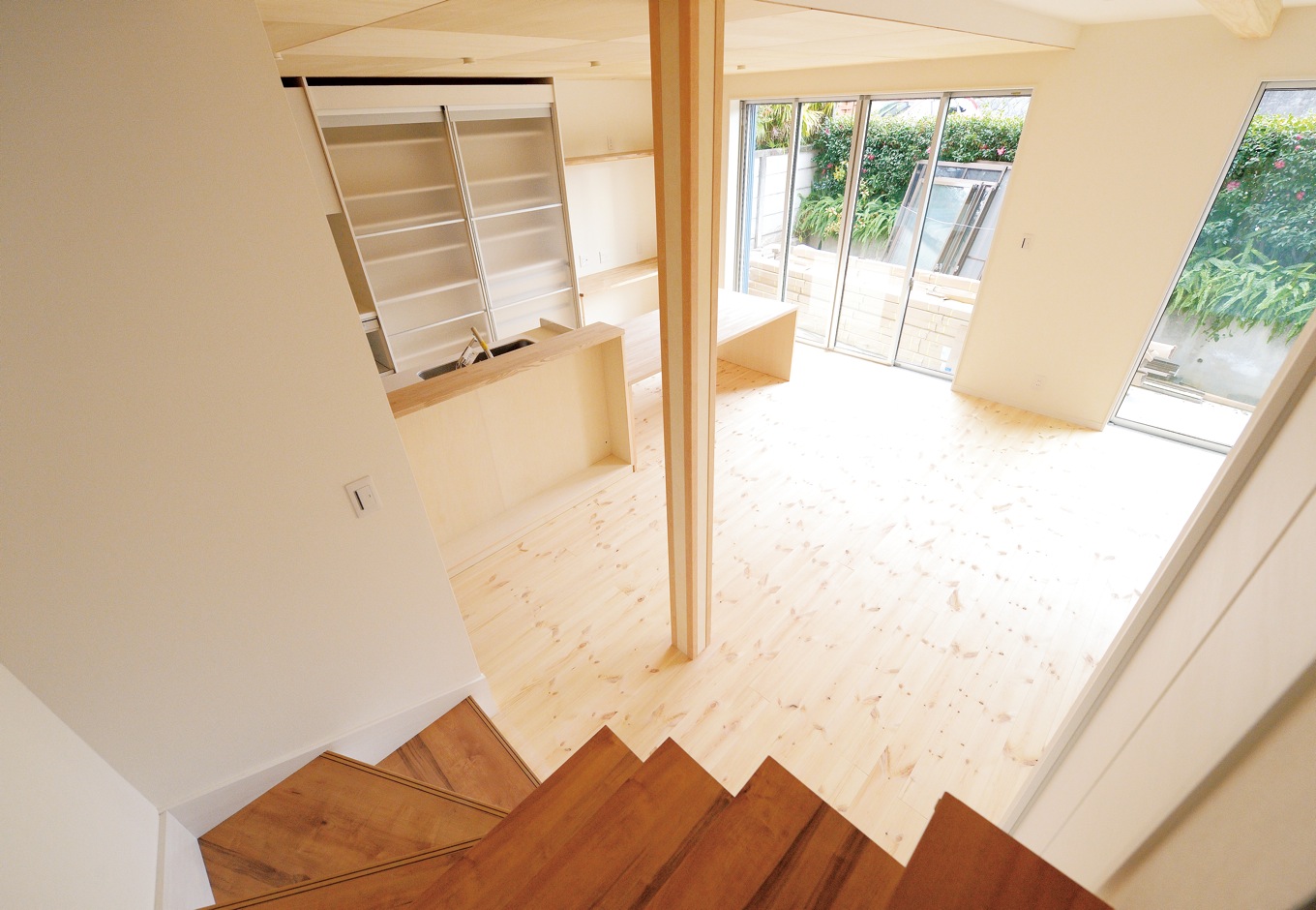 内田建設｜階段を降りてくるとリビングへ。閉鎖的にしないことで家族の気配を身近に感じることができるようにした