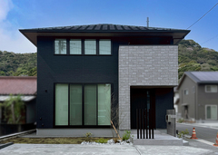 黒とグレーでスタイリッシュに仕上げた外観。4.028kWの太陽光発電パネルを設置して、お財布にもゆとりをもたらす