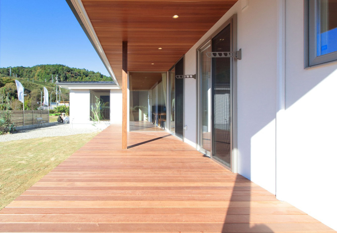 アイジースタイルハウス【デザイン住宅、建築家、平屋】リビングに面した軒は深くとられ、ウッドデッキはゴロンと横になってくつろげるほどゆったりと確保されている
