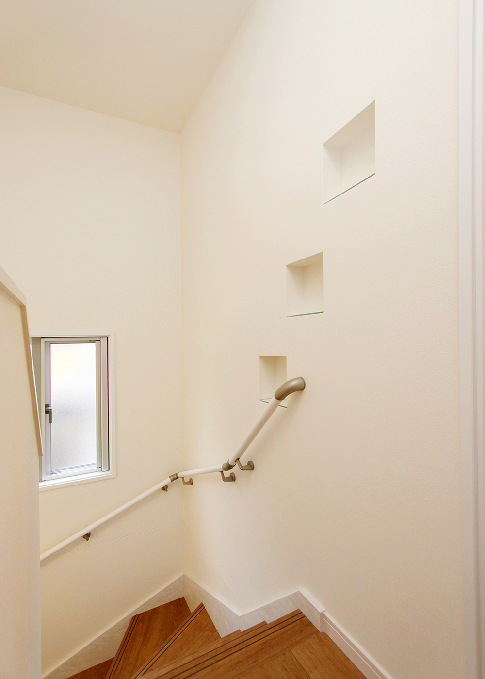 丸昇彦坂建設【デザイン住宅、間取り、インテリア】段に合わせて設置されたニッチがアクセントに。飾る雑貨によって雰囲気のバリエーションも豊富に