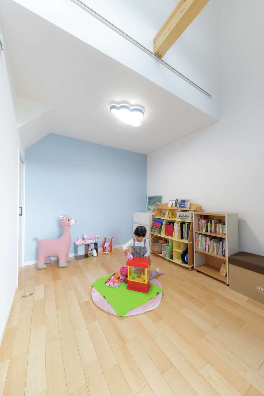 Yamaguchi Design 【自然素材、平屋、ガレージ】リビングに隣接した子ども部屋は勾配天井が開放的