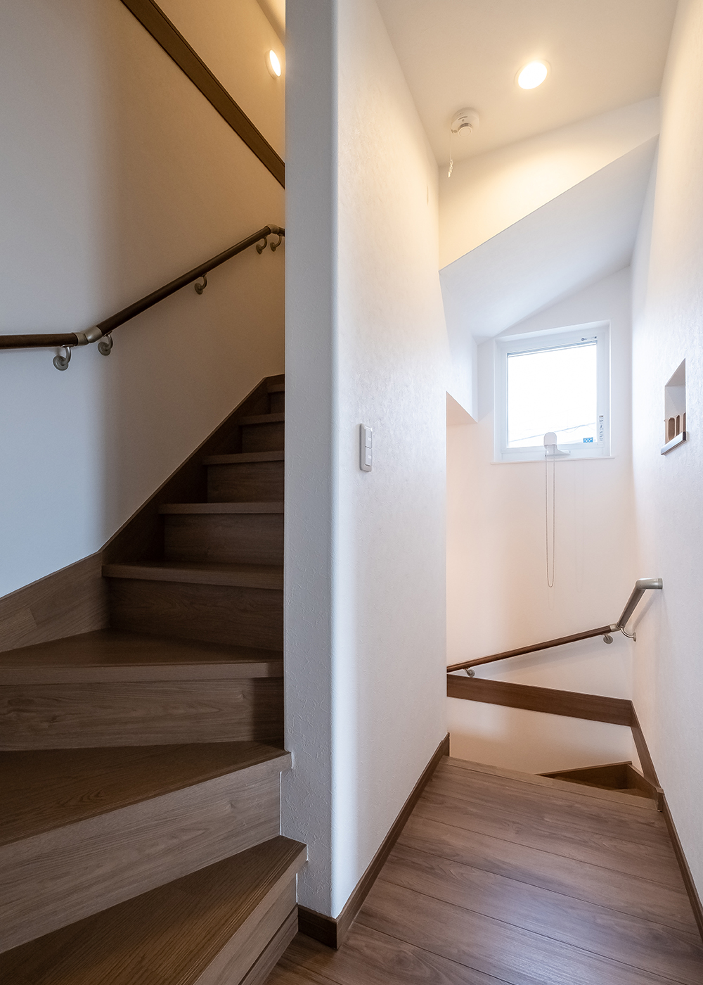 イデキョウホーム【デザイン住宅、省エネ、間取り】窓からの採光によりあかるい階段