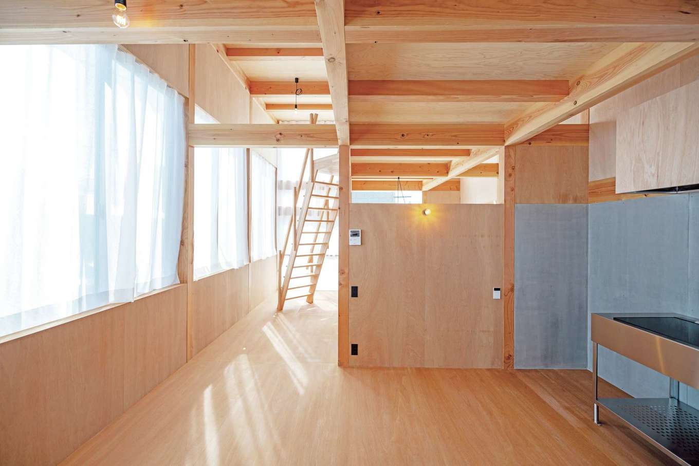 建杜 KENT（大栄工業）【デザイン住宅、狭小住宅、建築家】ラワンの合板に囲まれたひとつの大きなワンルームのような2階。職人の確かな技術が生み出した、木の温もりに包まれる空間だ