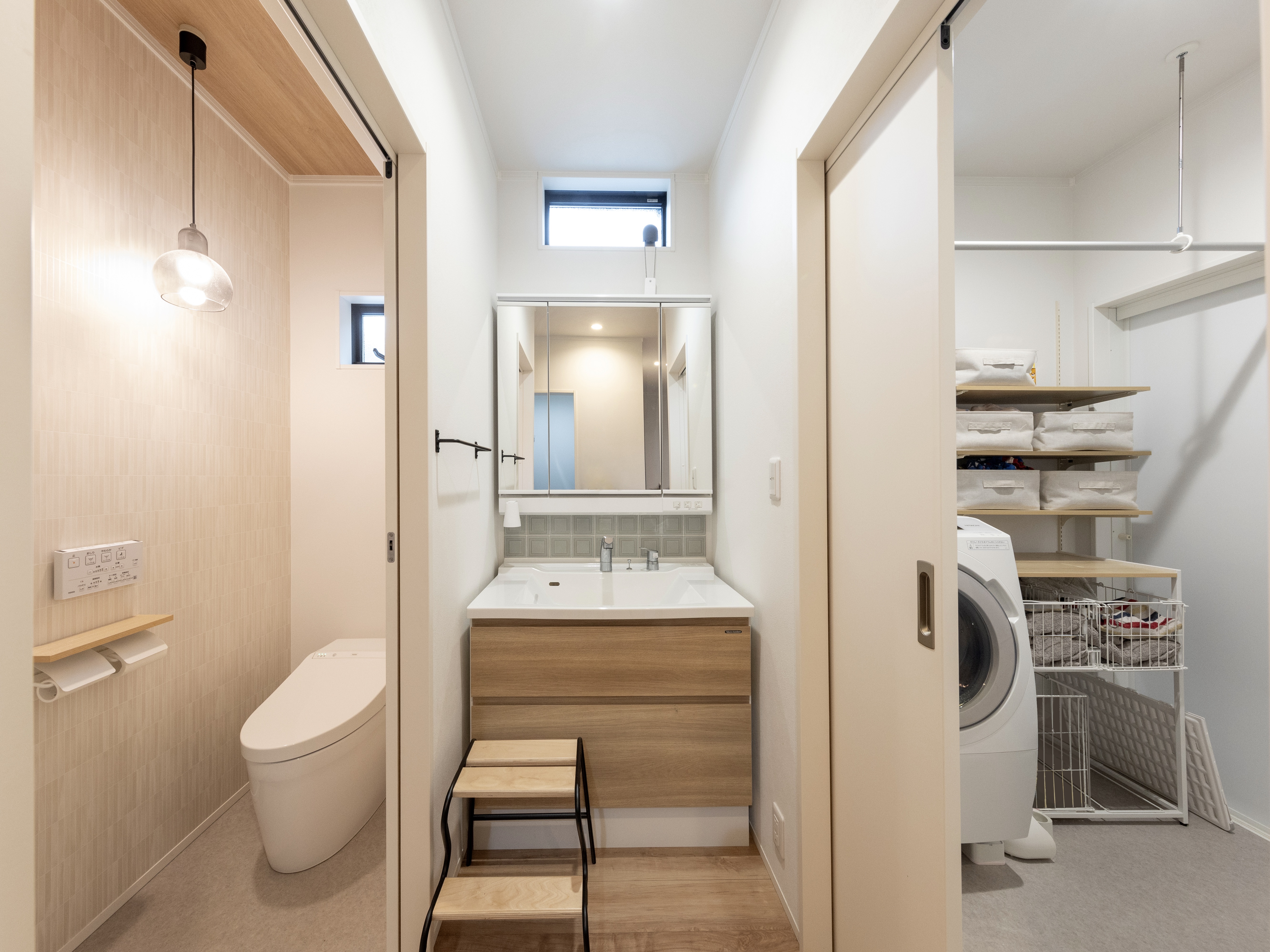 エスホーム｜子供が３人いることから、洗面と脱衣室を分けた。寝室からトイレが近く音が心配だったがそうでもなく、横一列に並んでいるので移動がしやすい。