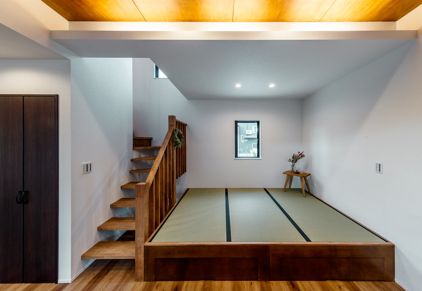 長坂篤建築研究所│nalabo（エヌエーラボ）【デザイン住宅、収納力、建築家】小上がりの畳コーナーは、赤ちゃんを昼寝させたり、洗濯物をたたんだり、ちょっと横になりたい時に便利。畳の下は大容量の収納スペース。子どもを抱いたままでも昇降しやすい、ゆるやかな傾斜の階段は大工さんの手づくりで、使いこむほど味わいが出てくる