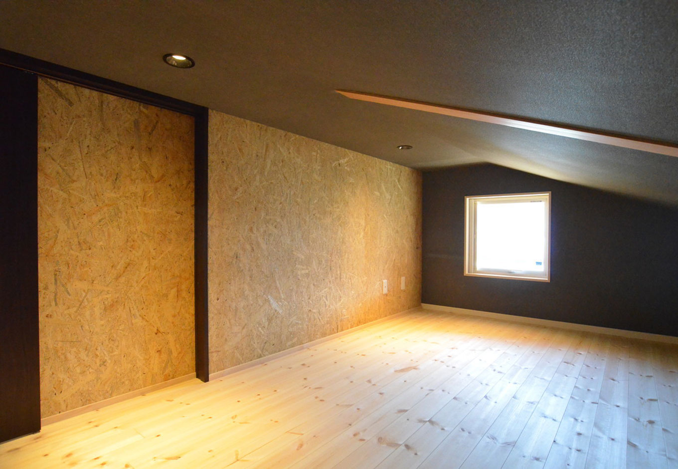 小澤工務店【自然素材、省エネ、平屋】天井高140cmの小屋裏収納。壁半分はOSB合板でワイルドに仕上げた