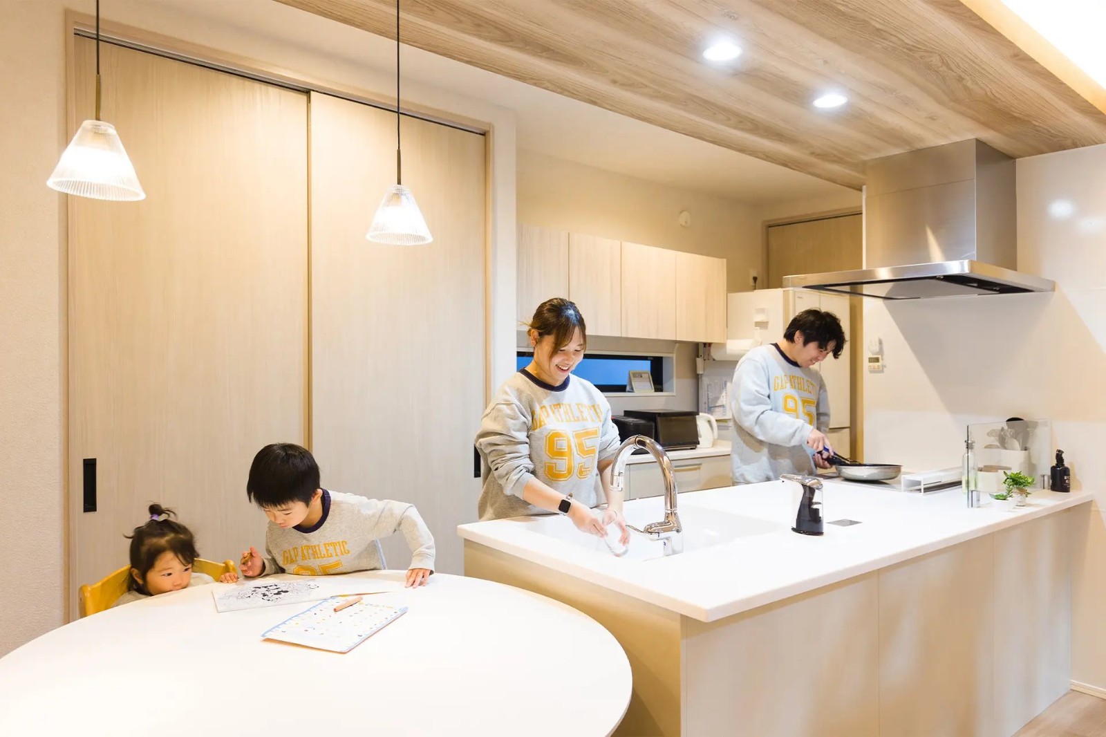 秀光ビルド｜大人が並んでも広々！お料理もお掃除もしやすいフルフラットキッチン。
お食事やくつろぎタイムでみんなが集まる明るいダイニングになりました。