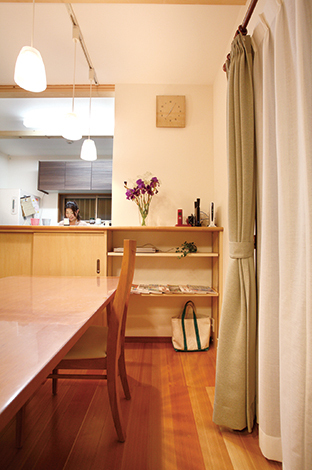 対面キッチンのカウンター下にも収納を設けてあるのでダイニングもすっきり