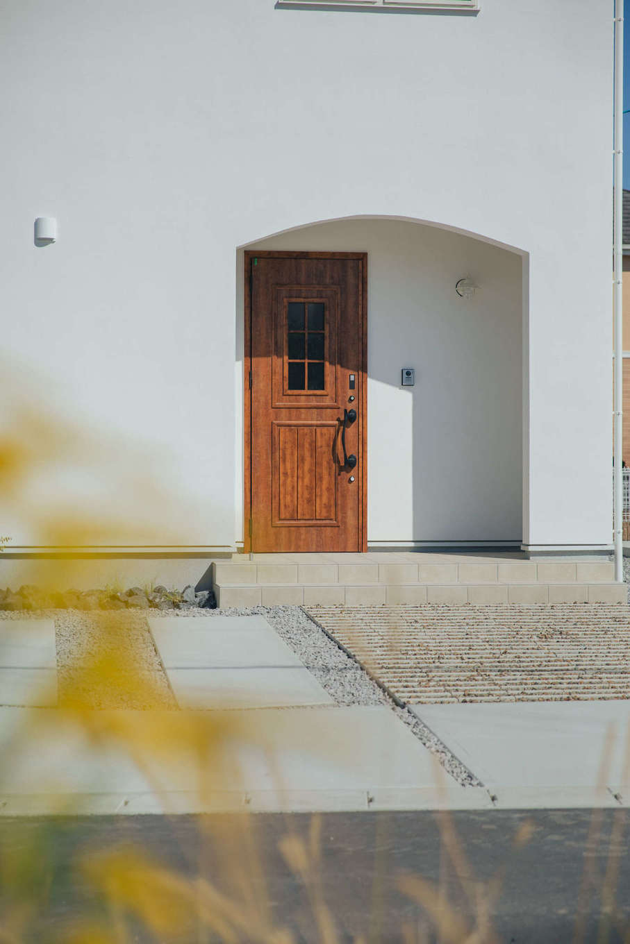 ほっと住まいる【自然素材、間取り、インテリア】白い塗り壁に木製ドアがよく似合う