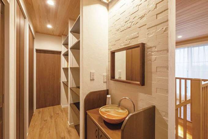 ２階洗面台の壁面にもエコカラットを使用。焼き物の洗面ボウルがアクセントになった和モダンの洗面スペース