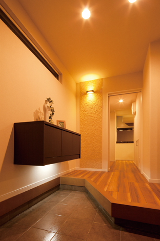 キッチンへ続く直線の動線が便 利。正面の壁に消臭効果をもつ エコカラットが貼られた