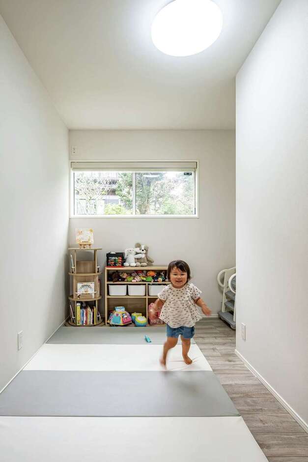 リビングとつながる客間は用途も多彩。子育て中は子どものプレイルームにも活躍する。おもちゃも出しっ放しにならないので、リビングはすっきり