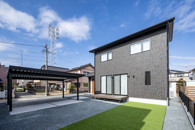 トキワハウス デザイン アンド ビルド（常盤工業）｜広々とした庭がある二階建て住宅の外観。シンプルでモダンなデザインが際立ち、家族がのびのびと過ごせる環境を提供