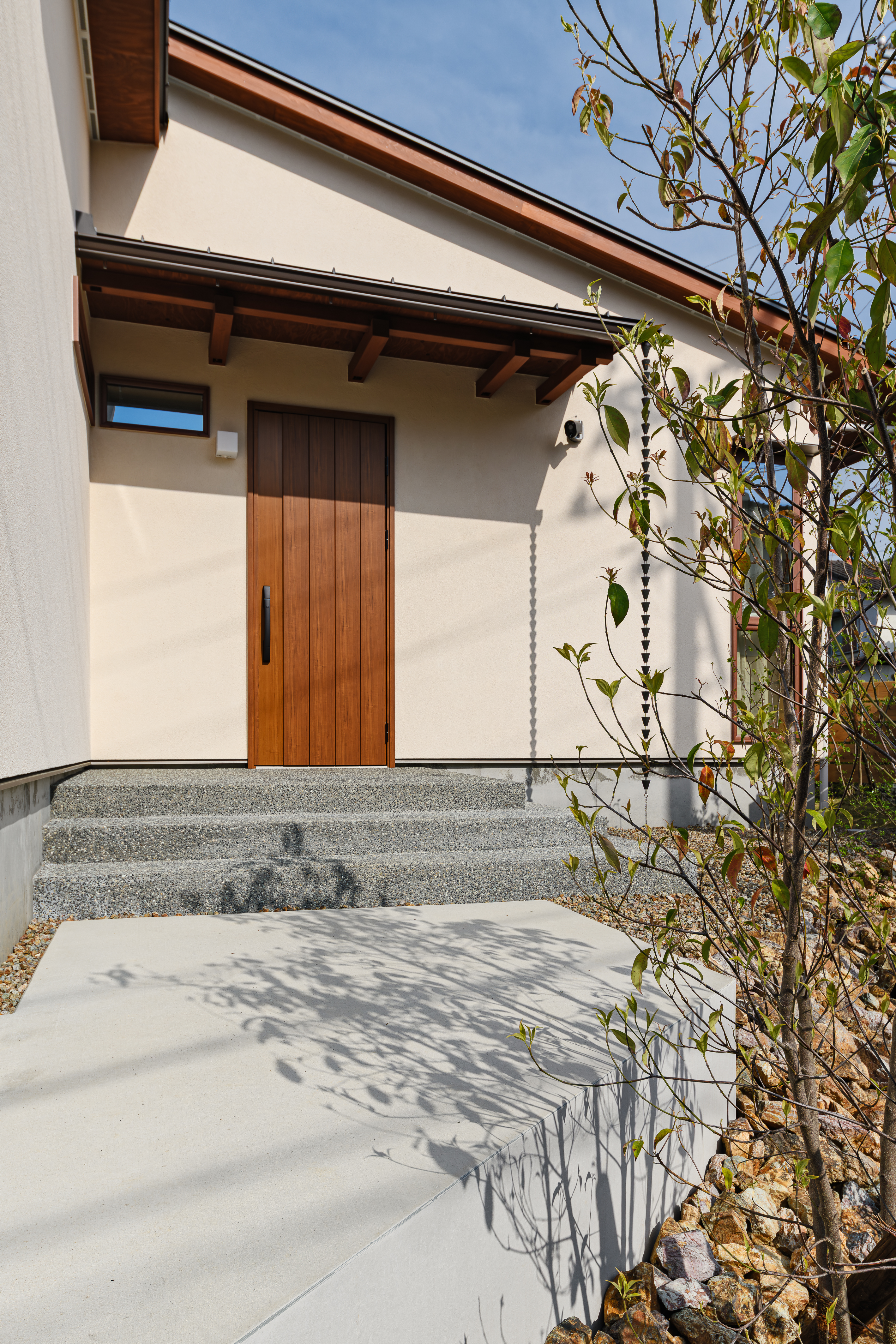 エムズアソシエイツ｜洗出しを採用した玄関ポーチ。