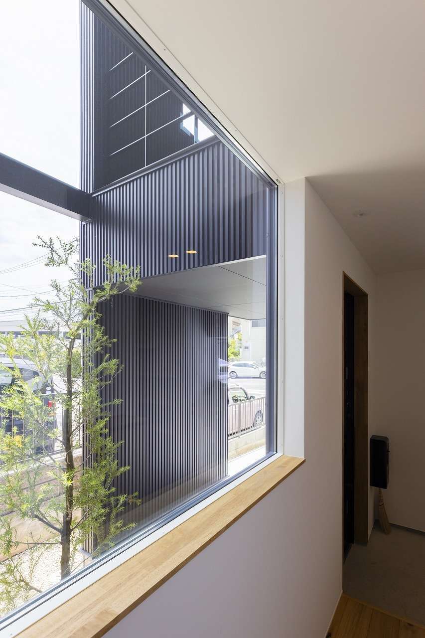 温戸ライフ【子育て、狭小住宅、インテリア】シンボルツリーを囲むように玄関、LDK、デッキバルコニーを配置。緑を眺めなが暮らせる