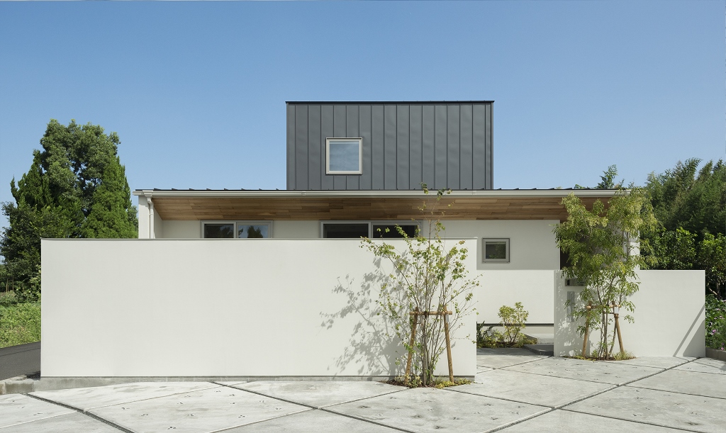 SEIEN ARCHITECT【デザイン住宅、インテリア、建築家】白壁の塀に囲まれた変化のあるアプローチ、垣間見える庭など、外観を見るだけで室内への期待感が高まる