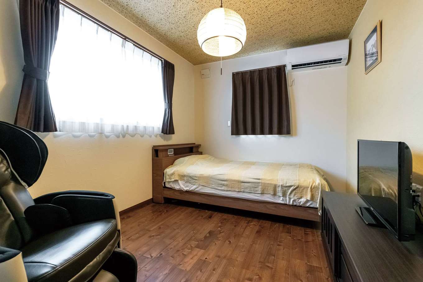 片山建設【デザイン住宅、夫婦で暮らす、平屋】奥さまの部屋は床を濃い色に。大容量の収納も備える