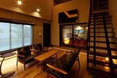 木目の勾配天井で開放感溢れるリビング。
生活感を出さないよう天井部分には照明を入れず、間接照明をふんだんに使用しています。