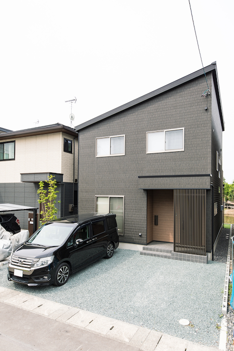 建築システム（狭小住宅専門店）【デザイン住宅、子育て、スキップフロア】外観はダークな色遣いでシックな印象に。駐車スペースも十分に確保。片流れの屋根が印象的