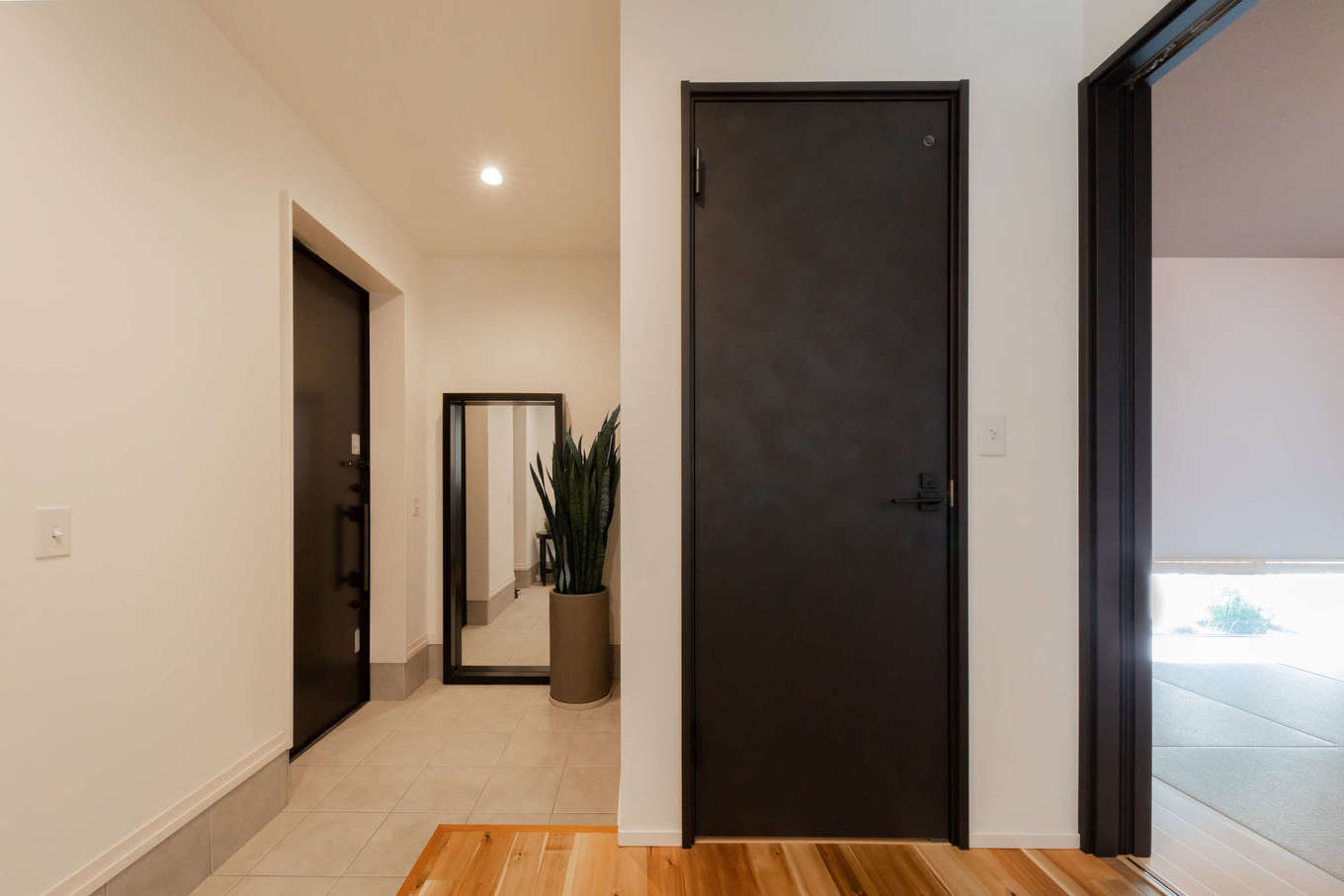 幸和ハウジング【デザイン住宅、夫婦で暮らす、ガレージ】ビルトインガレージと通じる玄関。玄関ホールの正面には客間用の和室へとつながっているので、直接ゲストを招き入れることができる