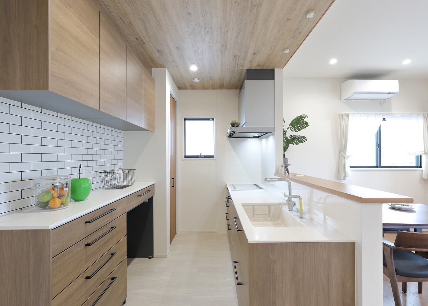 丸昇彦坂建設【子育て、収納力、間取り】設備のデザインも木目で統一し、カフェ風な印象のキッチン