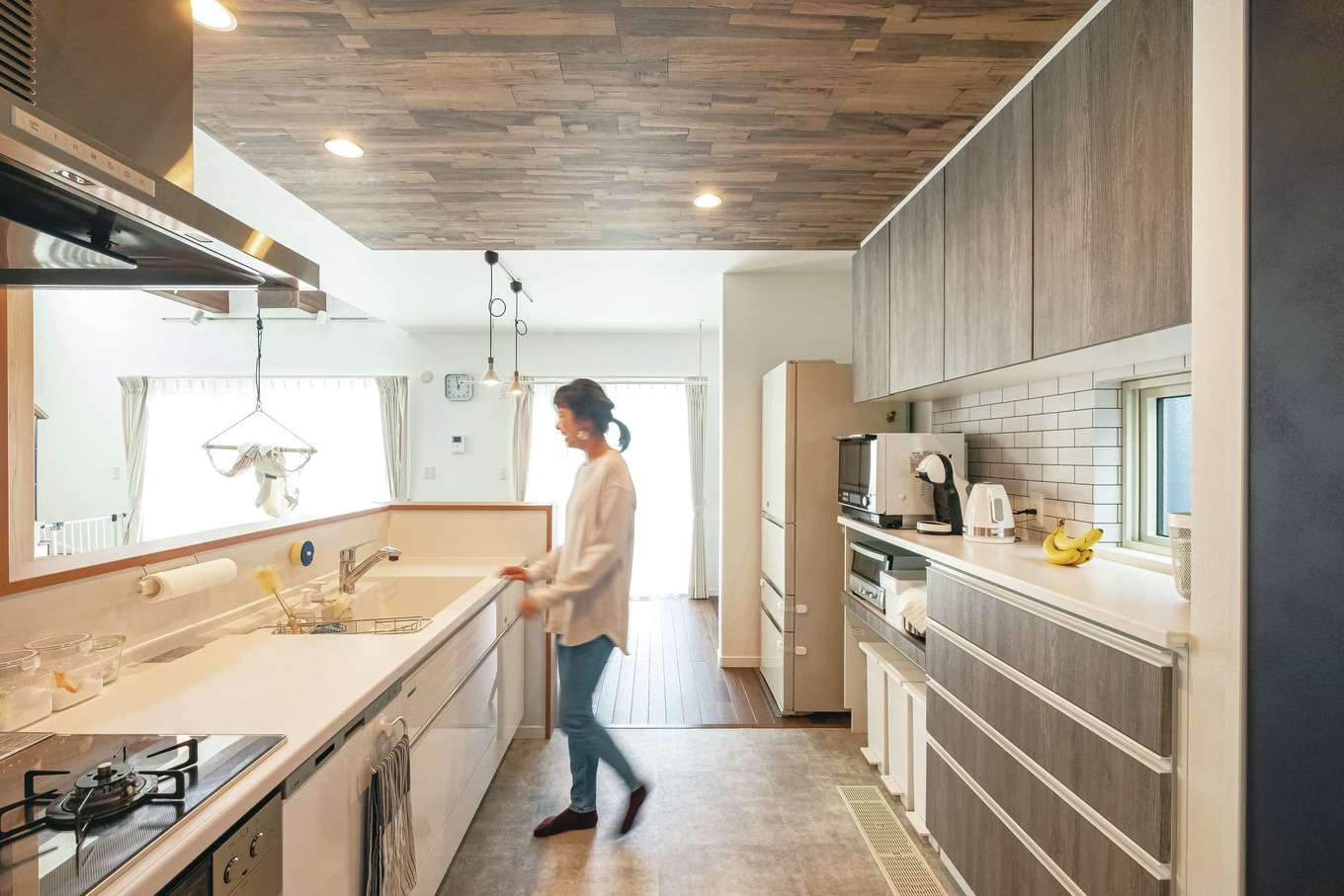 イデキョウホーム【省エネ、間取り、屋上バルコニー】広々としたスペースが取られたキッチン。天井と床の素材を変え、雰囲気のある空間に