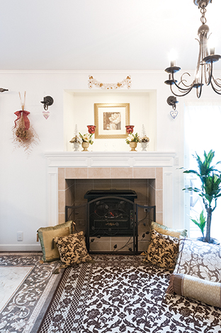 ハウテックス【輸入住宅、趣味、間取り】暖炉はアメリカで住んでいた家のものを再現！ 「こういう暖炉を造ってほしい」とＫさんがアメリカから送ってき た写真を元に造作