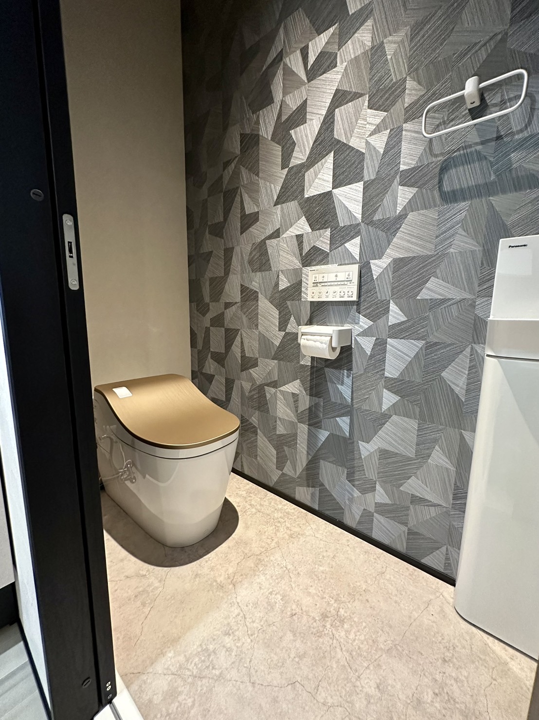 建築システム（狭小住宅専門店）【静岡市清水区相生町9-28・モデルハウス】トイレもラグジュアリーな雰囲気で統一
