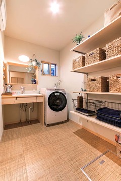 毎日使う洗面台はニッチや気に入った鏡を取り付けてもらい、かわいさをプラス。高さ可変の棚も重宝