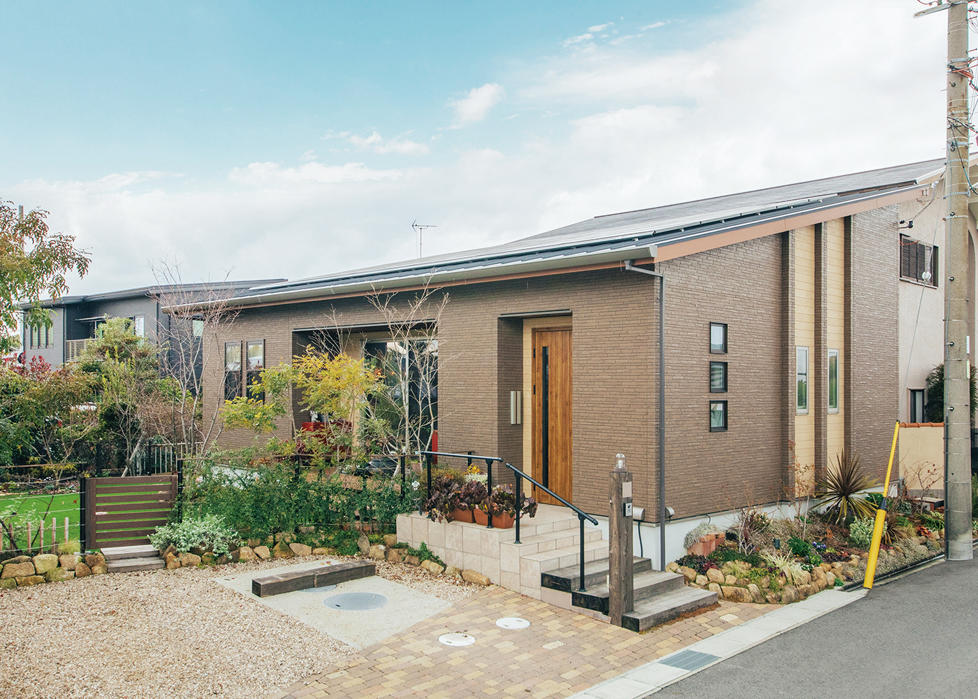 吉川住建【間取り、平屋、鉄骨鉄筋コンクリート構造】片流れの屋根に大容量の太陽光発電を搭載