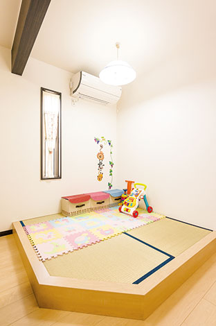 アフターホーム【1000万円台、子育て、間取り】リビングの畳コーナーは、お子さんが遊んだり、赤ちゃんを寝かしつけたりと便利。 自分達の希望に優先順位をつけて依頼することで、うまく予算内に収めた