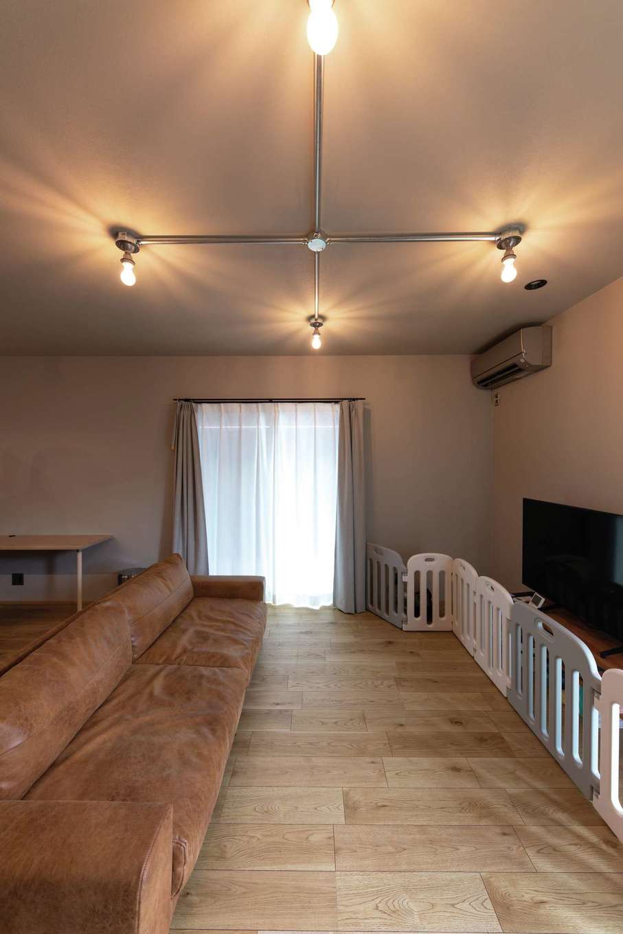 甲静ハウジング【デザイン住宅、趣味、間取り】照明やスイッチは露出配管に