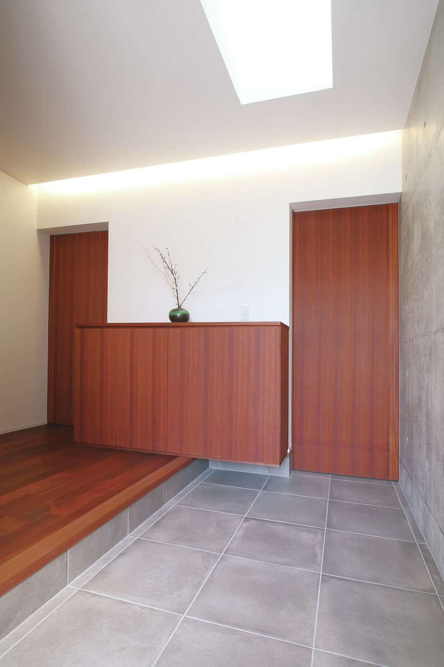 神谷綜合建設 カミヤの家【デザイン住宅、収納力、二世帯住宅】玄関ホールは一見シンプルでスタイリッシュな空間だが、扉を開くと手洗いや大容量の収納があって機能的。「小さな子どもがいても安心！」と奥さまも大満足