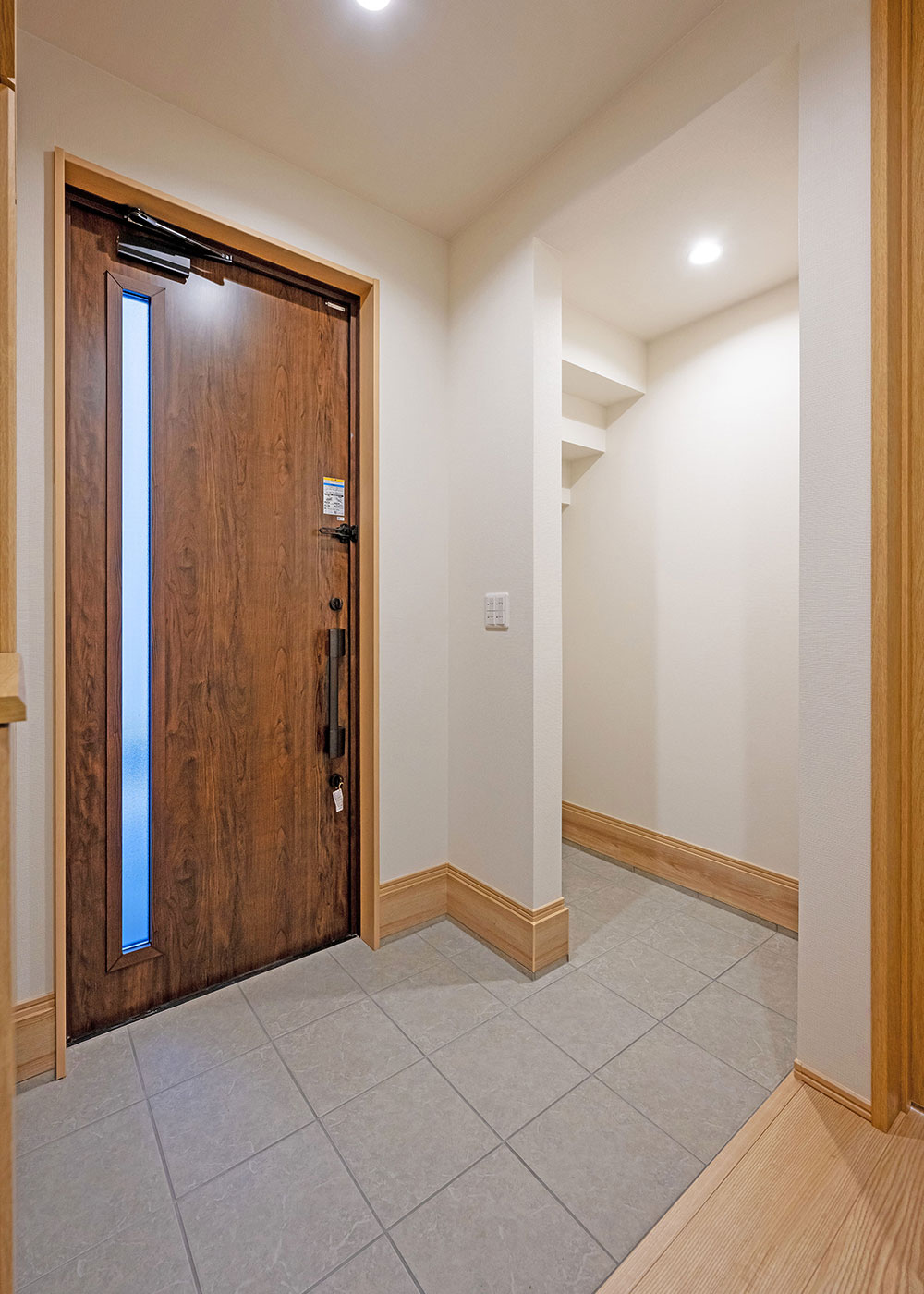 irohaco（アヴァンス）【デザイン住宅、収納力、和風】子どもの自転車やアウトドアグッズもしまえる土間収納は、階段下のデッドスペースを活用