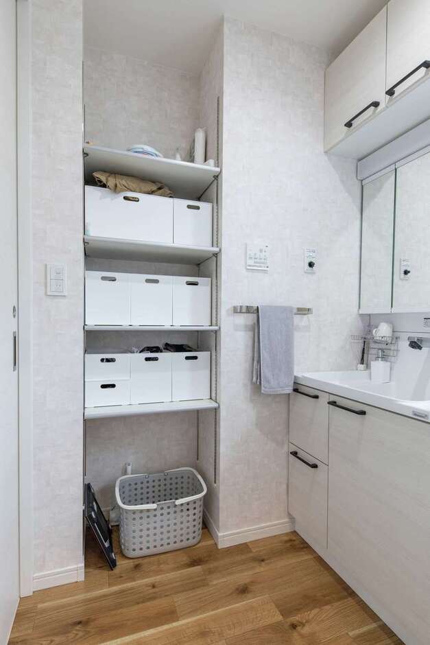 洗面室にタオル、着替えなどを置けるオープン収納を造作