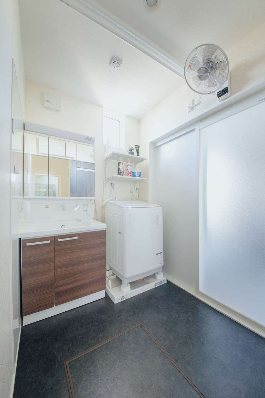 エフエフ住宅【ペット、平屋、スキップフロア】洗面脱衣室には室内干しができる設備を用意