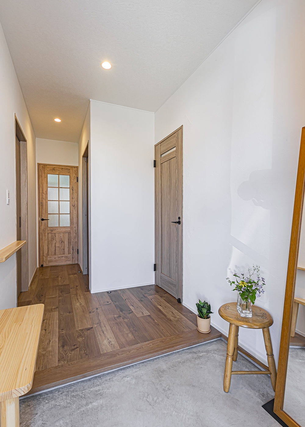 cozy house（小塚建設）【二世帯住宅、間取り、平屋】玄関の上がりかまちの段差は、お母さまにも負担が少ない5cmの高さ。腰掛けて靴の脱ぎ履きができるベンチも造作