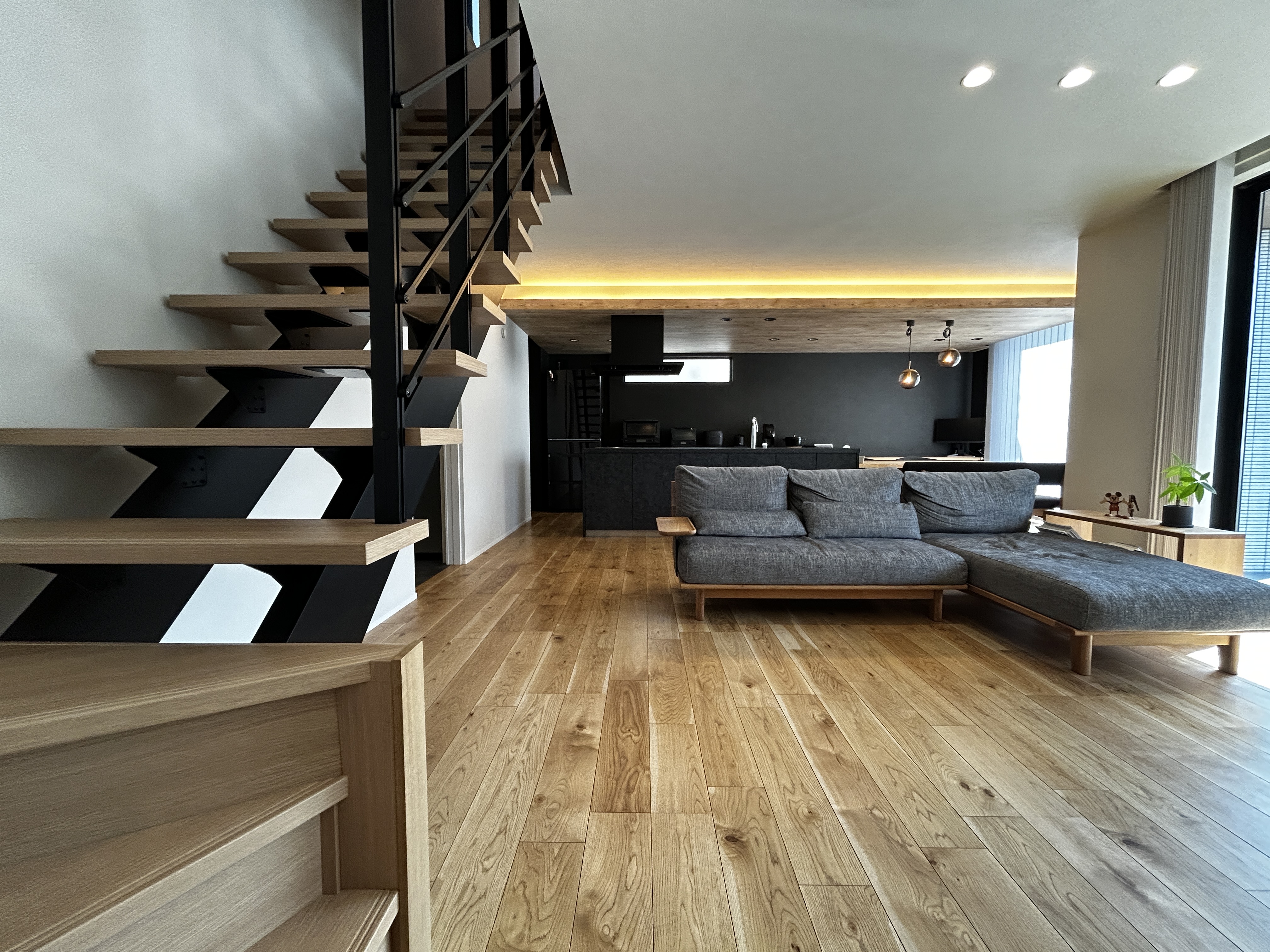 パナソニックホームズ中部第一支社 愛知第一支店・愛知第二支店｜広々としたLDK空間にはモダンな階段があり、落ち着いた雰囲気。家具の配置次第で多様な使い方が可能で、家族が集う場として快適。