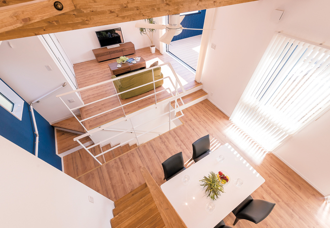 ロフトからの眺め。勾配天井を活かした開放的な空間。階段壁面のブルーのクロスもインテリアのポイントのひとつ