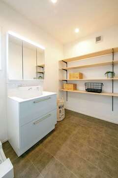 洗面スペースには、使い勝手に合わせて造作のラックを設置