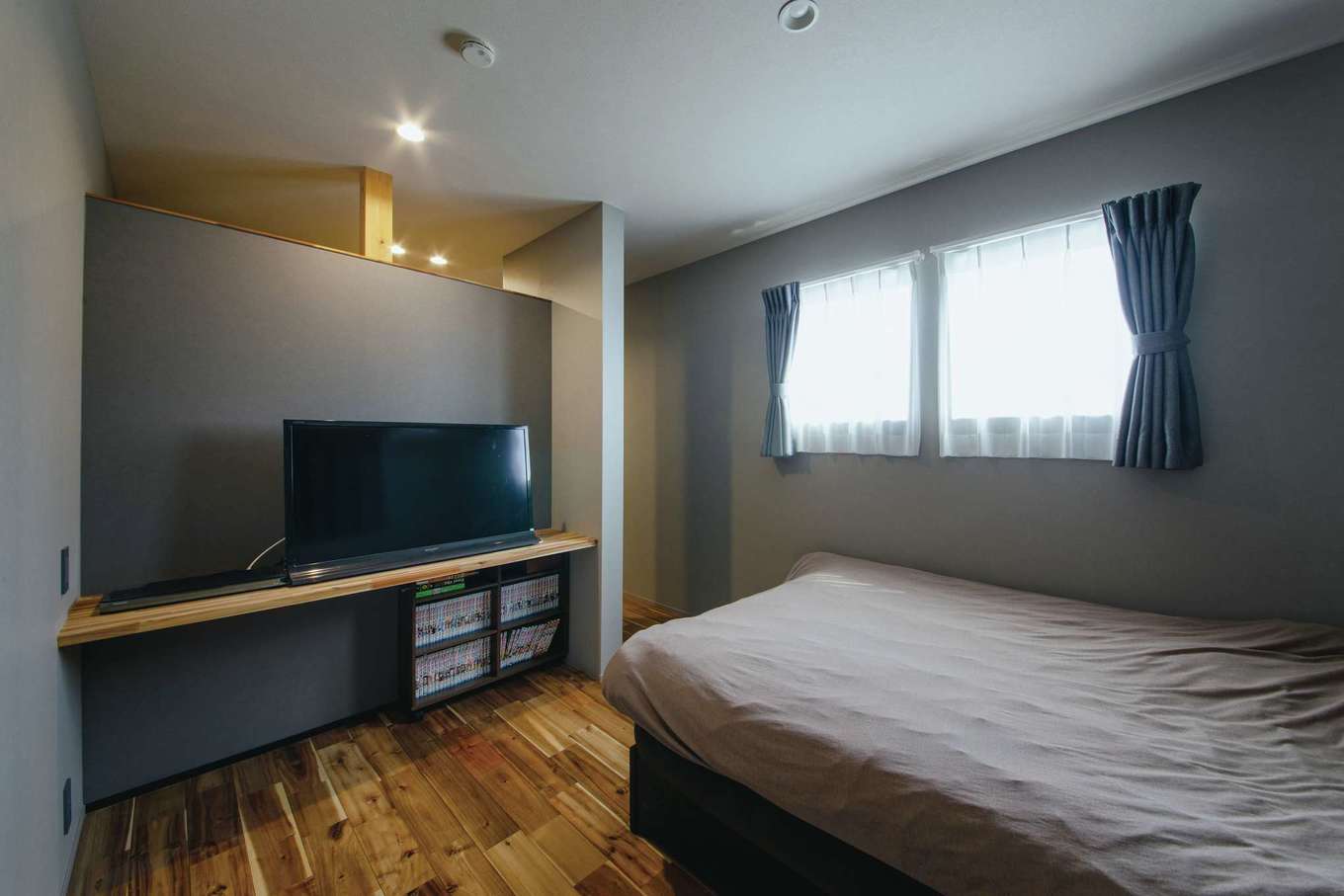 住家 JYUKA【デザイン住宅、省エネ、間取り】寝室はややトーンを落とし、シックにまとめた。壁の向こうはウォークイン